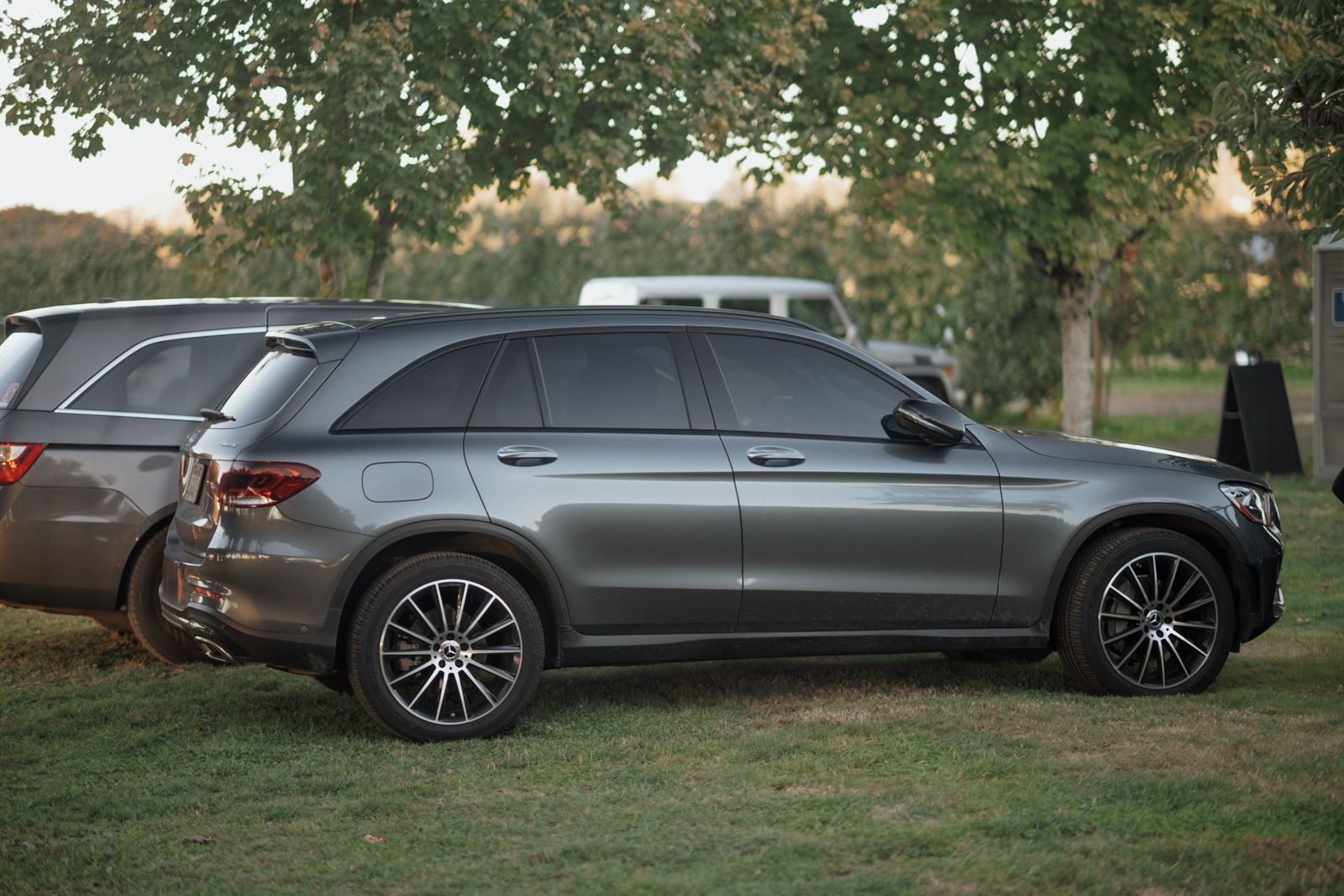 SUV familial gris photographié de profil